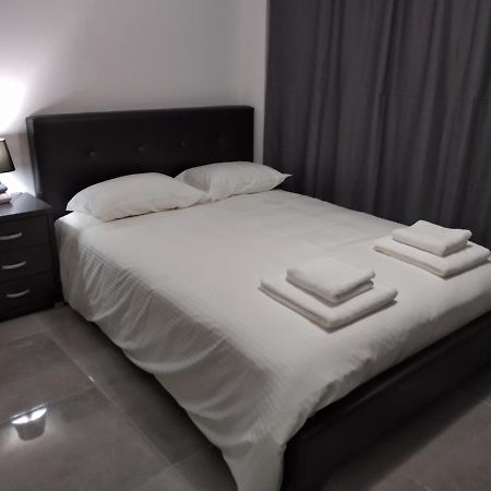 Cozy Place In The Heart Of Harbor Apartment Paphos Bagian luar foto