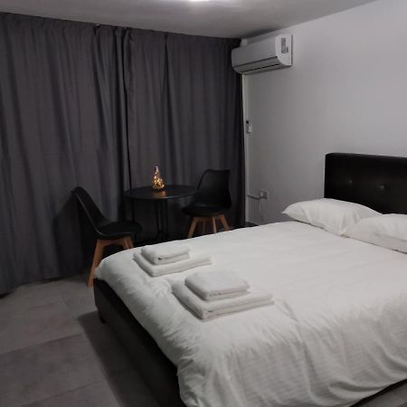 Cozy Place In The Heart Of Harbor Apartment Paphos Bagian luar foto